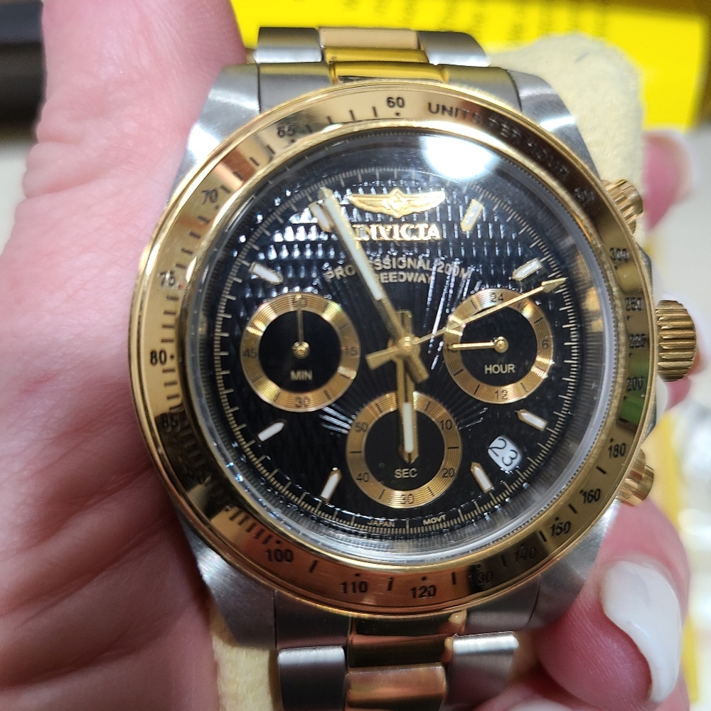 Mens/Watch. Smaller dial. Can be worn by a woman.